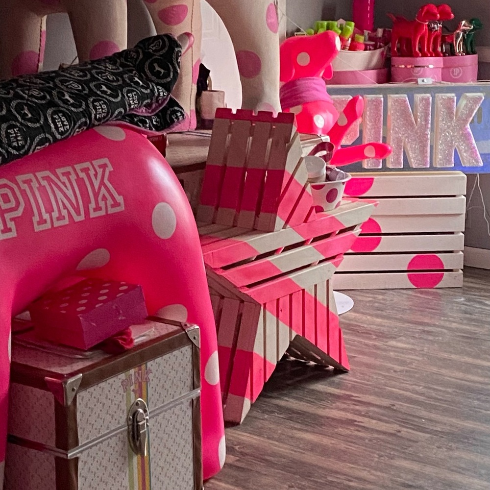 Victoria’s Secret pink displays